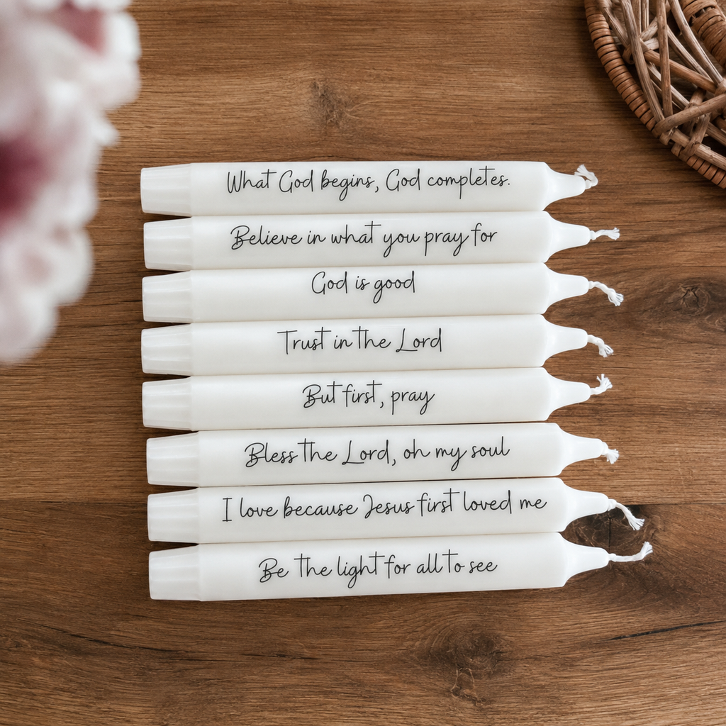 weiße Stabkerzen mit christlichem Schriftzug
