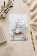 christliche Postkarte A6 - God is working in your waiting