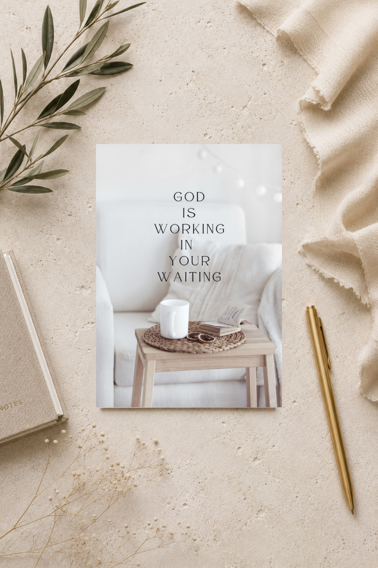 christliche Postkarte A6 - God is working in your waiting
